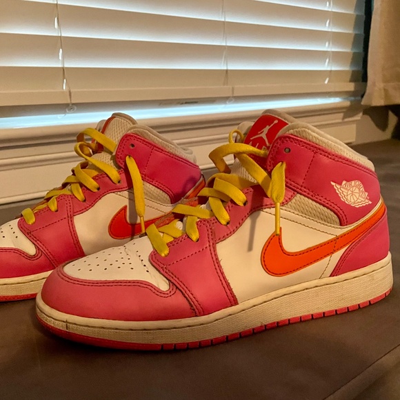 Michael Air Jordan 1 Mid GS 'Pinksicle Orange' sneaks - Picture 1 of 11